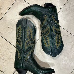 Green women’s size 5 cowboy boots. Beautiful embroidery and rich green color.